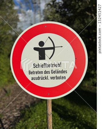 Sign with a man holding an arrow and the words "Schiebereit!" in German 132451427