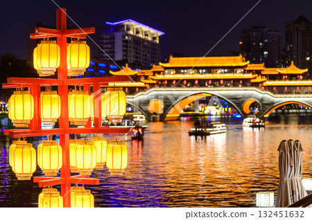 中國四川成都安順郎橋美麗的夜景 中國四川成都安順郎橋美麗的夜景 132451632