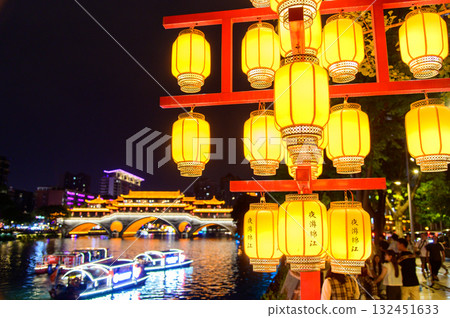 中國四川成都安順郎橋美麗的夜景 中國四川成都安順郎橋美麗的夜景 132451633