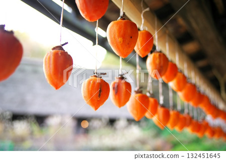 在一個老式民居屋簷下的柿餅 132451645