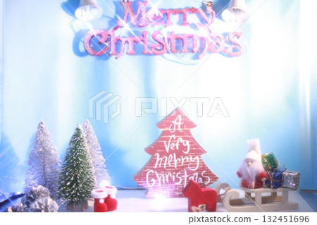 聖誕老人裝飾聖誕樹 132451696