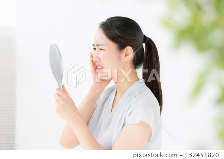 女人照鏡子，擔心皮膚護理 132451820