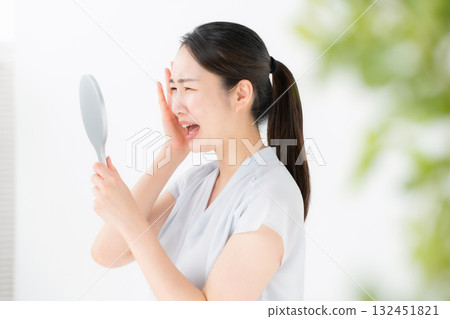 女人照鏡子，擔心皮膚護理 132451821
