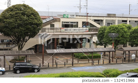 與JR東北線（宇都宮線）、東武鐵道伊勢崎線的久喜站西口、步行甲板相連。 132451966