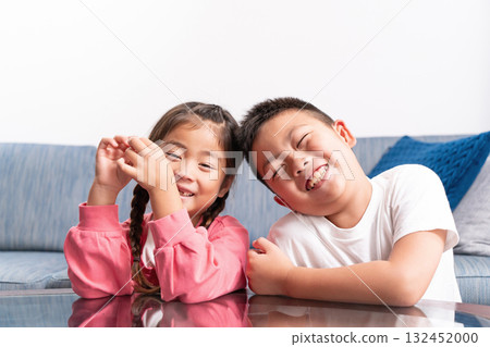 Elementary school siblings, close friends 132452000