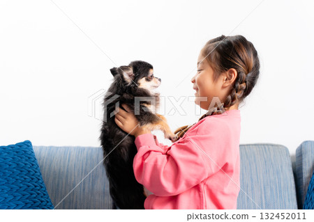 女孩和狗吉娃娃 132452011