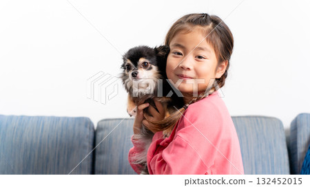 女孩和狗吉娃娃 132452015