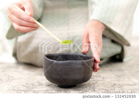 Woman making tea, matcha, hand 132452030