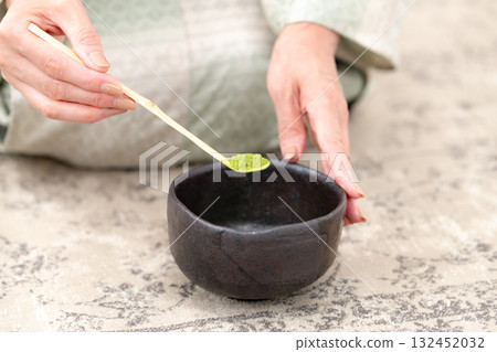 女人泡茶，抹茶，手 132452032
