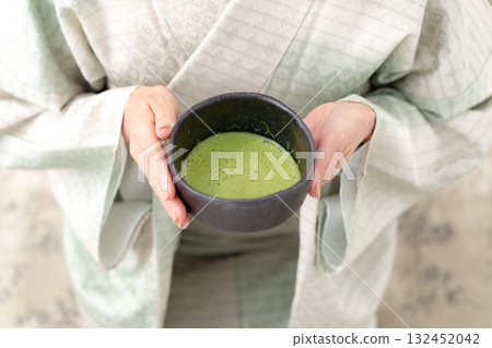 Woman making tea, matcha, hand 132452042