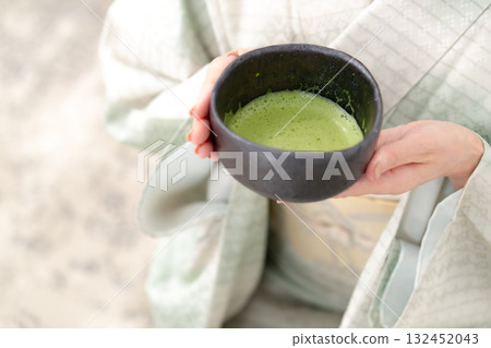 女人泡茶，抹茶，手 132452043