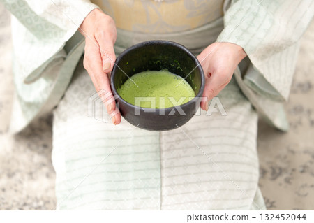女人泡茶，抹茶，手 132452044
