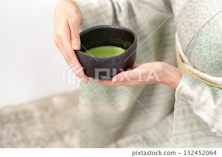 女人喝抹茶 132452064