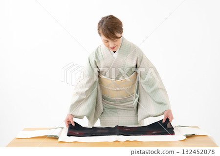 女人折疊和服回收 132452078