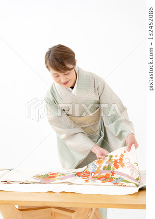 女人折疊和服回收 132452086