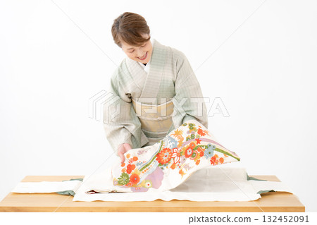 女人折疊和服回收 132452091