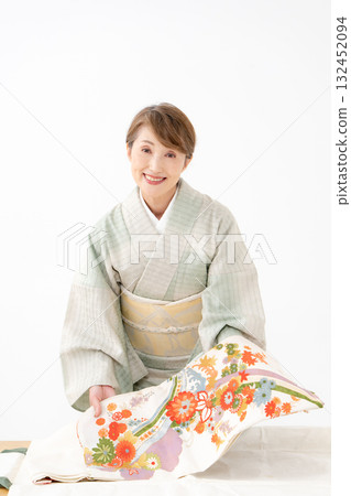 女人折疊和服回收 132452094