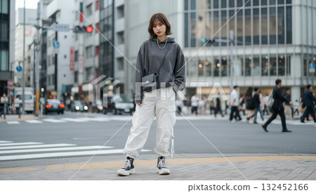 一名身著街頭時尚服裝的女子在城市街角擺姿勢 132452166