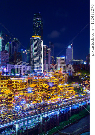 中國重慶洪崖洞的美麗夜景 中國重慶洪崖洞的美麗夜景 132452276