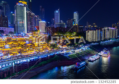 中國重慶洪崖洞的美麗夜景 中國重慶洪崖洞的美麗夜景 132452285