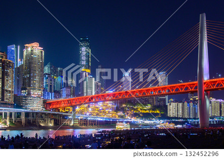 中國重慶洪崖洞的美麗夜景 中國重慶洪崖洞的美麗夜景 132452296