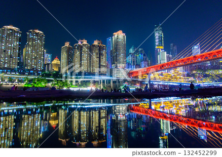 中國重慶洪崖洞的美麗夜景 中國重慶洪崖洞的美麗夜景 132452299