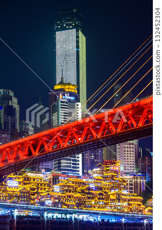 中國重慶洪崖洞的美麗夜景 中國重慶洪崖洞的美麗夜景 132452304