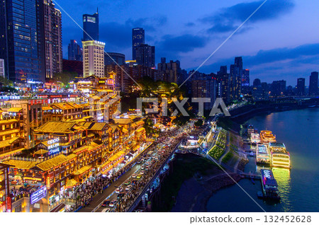 中國重慶美麗閃耀的夜景 中國重慶美麗閃耀的夜景 132452628