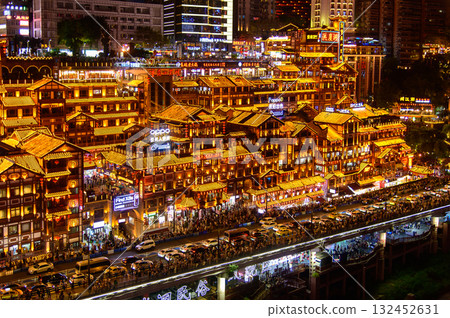 中國重慶美麗閃耀的夜景 中國重慶美麗閃耀的夜景 132452631