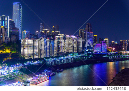 中國重慶美麗閃耀的夜景 中國重慶美麗閃耀的夜景 132452638