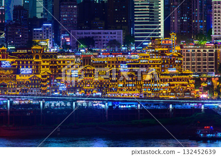 中國重慶美麗閃耀的夜景 中國重慶美麗閃耀的夜景 132452639
