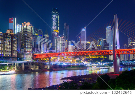 中國重慶美麗閃耀的夜景 中國重慶美麗閃耀的夜景 132452645