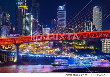中國重慶美麗閃耀的夜景 132452649