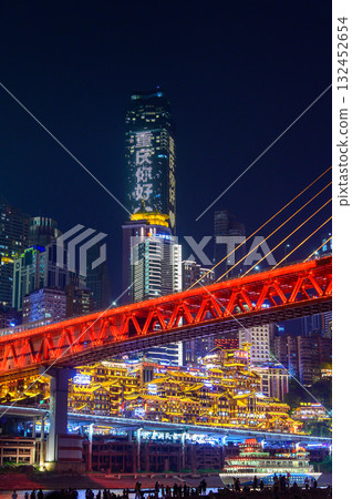 中國重慶美麗閃耀的夜景 中國重慶美麗閃耀的夜景 132452654