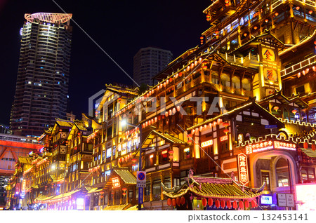 中國重慶洪崖洞的美麗夜景 中國重慶洪崖洞的美麗夜景 132453141