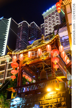 中國重慶洪崖洞的美麗夜景 中國重慶洪崖洞的美麗夜景 132453156