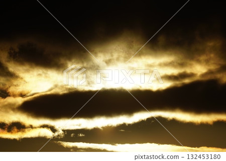 陽光透過雲層照耀 132453180