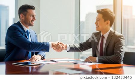 談判成功後，商人們微笑著堅定地握手 132453440