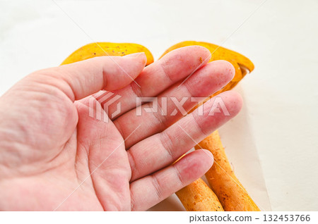 手上殘留黃褐色粉末 手上殘留黃褐色粉末 132453766