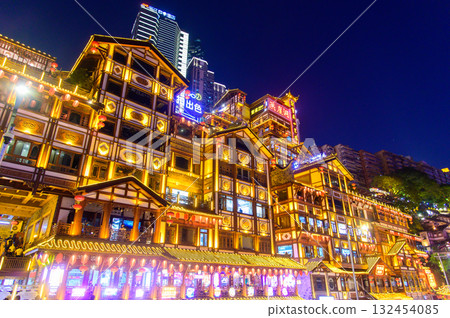 中國重慶美麗閃耀的夜景 中國重慶美麗閃耀的夜景 132454085