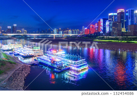 中國重慶美麗閃耀的夜景 中國重慶美麗閃耀的夜景 132454086
