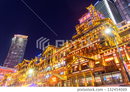 中國重慶美麗閃耀的夜景 中國重慶美麗閃耀的夜景 132454089