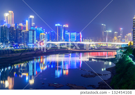 中國重慶美麗閃耀的夜景 中國重慶美麗閃耀的夜景 132454108