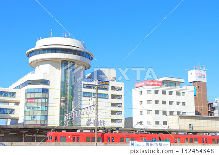 A train stops at Meitetsu Toyotashi Station in Toyota City, Aichi Prefecture 132454348