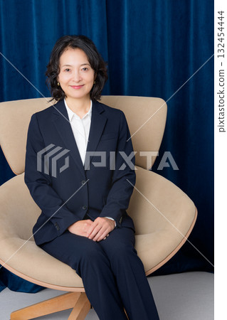 坐在大椅子上的中年女商人 132454444