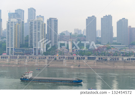 流經中國重慶的長江景色 流經中國重慶的長江景色 132454572