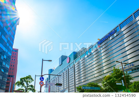 從福岡市中央區天神渡邊通天神巴士中心交叉路口到福岡三越側、西鐵福岡站，上午和下午，中間色彩，垂直校正 132454590