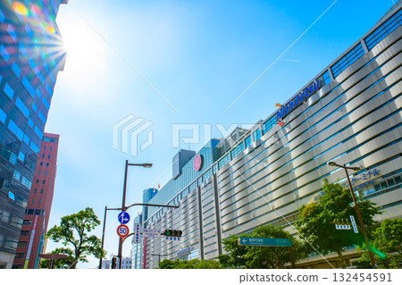 西鐵福岡站，白天色，從福岡市中央區天神渡邊通天神巴士中心十字路口出發，福岡三越一側 132454591