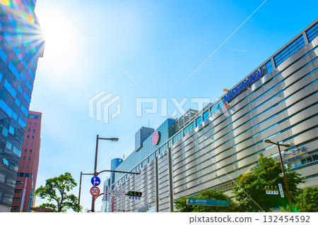 福岡市中央區天神渡邊街天神巴士中心路口福岡三越側西鐵福岡車站白天色彩垂直校正 132454592