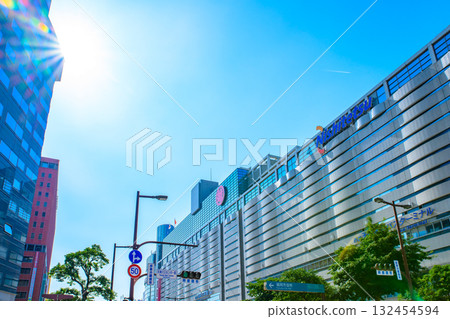 西鐵福岡站，晨色，垂直校正，從福岡市中央區天神渡邊通天神巴士中心十字路口，福岡三越一側 132454594
